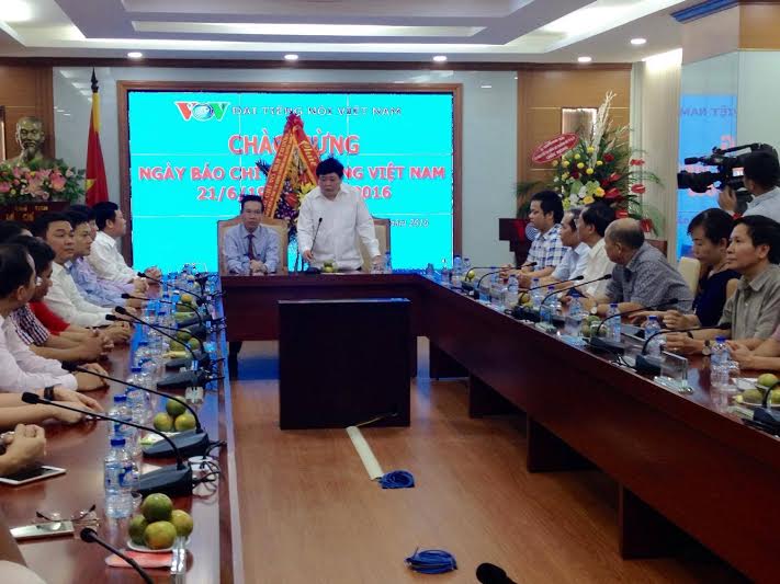 ប្រធានគណៈកម្មាធិការឃោសនានិងអប់រំមជ្ឈឹមលោក Vo Van Thuong ជូនពរស្ថាប័នសារព័ត៌មាន